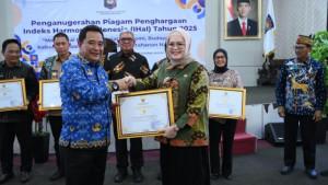 Banyuasin-Raih-Penghargaan-Indeks-Harmoni-Indonesia-Diterima-Langsung-Wabup-Netta-Indian-di-Jakarta.jpg