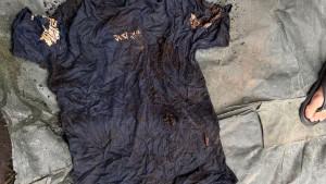 Barang-bukti-baju-yang-ditemukan-di-sekitar-tumpukan-tengkorak.jpg