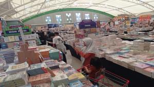 Bazar-Buku-Internasional-di-Palembang-Disambut-Antusias-Terus-Dipadati-Pengunjung.jpg