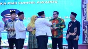 Bupati-Banyuasin-Askolani-Raih-Penghargaan-PMII-Award-2025.jpg