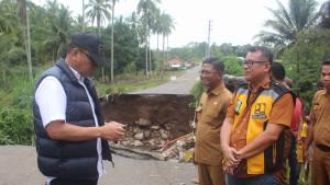 Bupati-Empat-Lawang-Tinjau-Lokasi-Jalan-Putus-di-Desa-Seleman-Ulu.jpg