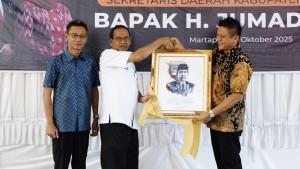 Bupati-Enos-Lepas-Sekda-Jumadi-Pengabdian-yang-Berakhir-dengan-Kehormatan.jpg