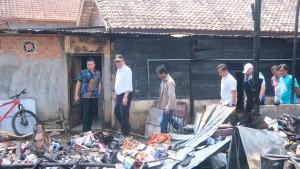 Bupati-Musi-Banyuasin-H-M-Toha-Tohet-SH-saat-meninjau-lokasi-kebakaran.jpg
