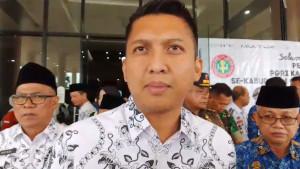 Bupati-Panca-Wijaya-Akbar-saat-menjaw1.jpg