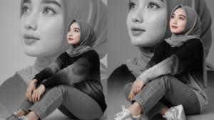 Contoh-Prompt-Gemini-AI-Edit-Foto-Wanita-Duduk-dengan-Latar-Belakang-Monocrome-Hasil-Reaslitis.jpg