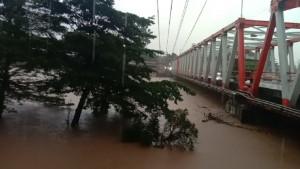 Debit-Air-Sungai-Ogan-di-OKU-Kian-Tinggi-Hampir-Sentuh-Lantai-Jembatan-Ogan-2-Warga-Mulai-Waspada.jpg