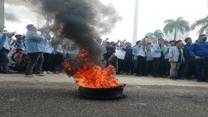 Demo-Indonesia-Gelap-di-Palembang-Mahasiswa-Bakar-Ban-di-Depan-Gedung-DPRD-Sumsel.jpg