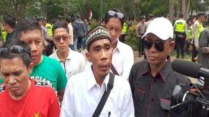 Demo-Tuntut-Pj-Bupati-Banyuasin-Hani-Syopiar-Rustam-Dicopot-Massa-Sampaikan-4-Tuntutan.jpg