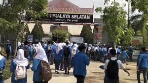 Desak-Kepsek-Dicopot-Pelajar-SMKN-1-Indralaya-Selatan-Gelar-Mogok-Belajar-Ancam-Aksi-Lebih-Besar.jpg