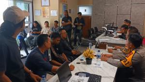 Dihalangi-dan-Diancam-Saat-Meliput-Tersangka-Korupsi-di-Kejati-Sumsel-Puluhan-Wartawan-Lapor-Polisi.jpg
