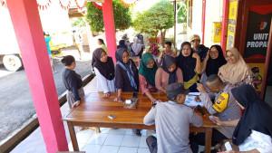 Emak-emak-antri-beli-beras-SPHP-Bulog-di-Polsek-Talang-Padang-Kabupaten-Empat-Lawang.jpg