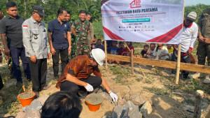 Enos-lakukan-peletakan-batu.jpg
