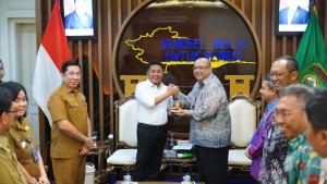 Gubernur-Sumsel-H-Herman-Deru-menerima-RCEO-Bank-Mandiri-Regional-II-Ade-Arief-Moc.jpg