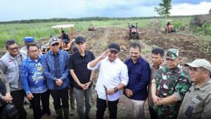 Gubernur-Sumsel-Herman-Deru-saat-meninjau-lokasi-cetak-sawah-di-Ogan-Komering-Ilir.jpg