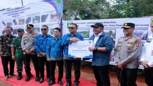 Gubernur-Sumsel-Tinjau-Bangunan-Infrastruktur-BKBK-2025-di-Kelurahan-Tanjung-Kupang-Empat-Lawang.jpg