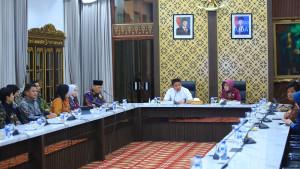 Herman-Deru-menerima-kunjungan-kerja-KepalaBPS-RI-Amalia-Adininggar-Widyasanti.jpg