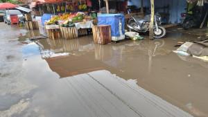 Hujan-sebentar-di-Pasar-Sunan-bahu-Jalan-Abu-Kusno-CS-banjir.jpg