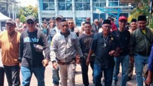 Imam-Muslimin-atau-akrab-disapa-Yai-Mim-dikawal.jpg