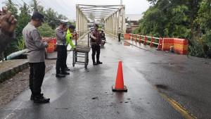 Imbas-Jembatan-Muara-Beliti-Musi-Rawas-Longsor-Kendaraan-Besar-Kini-Dilarang-Melintas.jpg