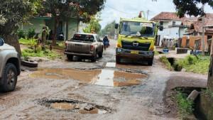 Jalan-Desa-Raja-Tanah-Abang-PALI-Mirip-Kubangan-Sapi-Saat-Hujan-Jadi-Lautan-Debu-di-Musim-Kemarau.jpg