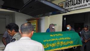 Jenazah-korban-saat-dibawa-ke-di-RS-Bhayangkara-Palembang.jpg