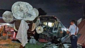 KECELAKAAN-KERETA-API-Kereta-api-Commuter-Line-Jenggala-tertemper-truk-muat-kayu-d.jpg