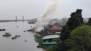 Kapal-Terbakar-di-Sungai-Musi-Palembang-nyaris-ke-pemukiman.jpg