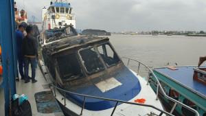 Kapal-yang-terbakar-di-perairan-Sungai-Musi-1.jpg