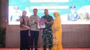 Kapolres-Ogan-Ilir-AKBP-Bagus-Suryo-Wibowo-memberikan-cinderamata.jpg