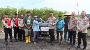 Kapolres-Ogan-Ilir-Serahkan-Bantuan-Mesin-Pipil-Jagung.jpg