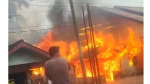 Kebakaran-Terjadi-di-Bayung-Lencir-Musi-Banyuasin-1-Rumah-Hangus-Terbakar-2-Rusak-Parah.jpg