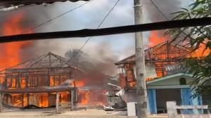 Kebakaran-di-Muratara-Hanguskan-3-Rumah-Panggung-Terjadi-di-Siang-Bolong-Api-Membumbung-Tinggi.jpg