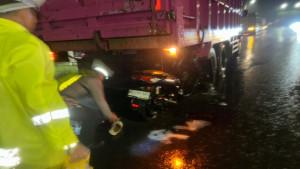 Kecelakaan-Maut-di-Muara-Enim-Siswi-SMA-Tewas-Usai-Motornya-Tabrak-Belakang-Truk-di-Pinggir-Jalan.jpg