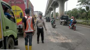 Kecelakaan-Maut-di-Palembang-Truk-Molen-Serempet-Motor-Ibu-Tewas-Anaknya-Menangis-di-Jalan.jpg