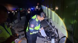 Kecelakaan-Muat-di-Palembang-2-Pengendara-Motor-Tewas-Usai-Tabrak-Truk-yang-Antre-Solar-di-SPBU-AAL.jpg