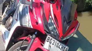 Kecelakaan-Pengemudi-Honda-CBR-Terjun-ke-Sungai-Muara-Beliti-Musi-Rawas-Motornya-ada-di-Jembatan.jpg