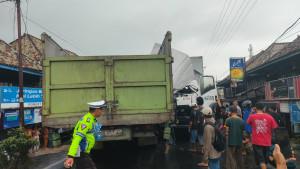 Kecelakaan-Truk-Adu-Kambing-di-Jalintim-OKI-Kedua-Kendaraan-Ringsek-Parah.jpg