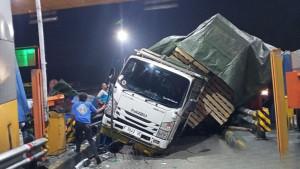 Kecelakaan-di-Gerbang-Tol-GT-Ciawi-2-kembali-terjadi-Kali-ini-melibatkan-truk-trailer-dan-t.jpg