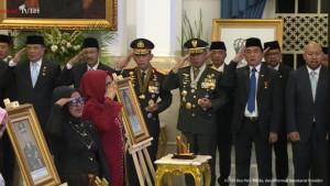 Keluarga-aktivis-buruh-Marsinah-terlihat-menangis-ketika-prosesi.jpg
