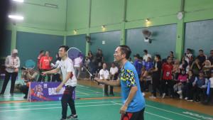 Kepala-BKN-Prof-Zudan-Puji-Permainan-Walikota-Palembang-di-Lapangan-Bulu-Tangkis.jpg