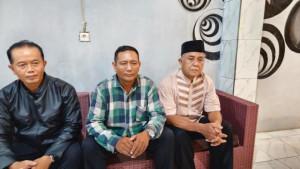 Kepala-Desa-Tempuran-Slamet-didampingi-Ketua-PKD.jpg