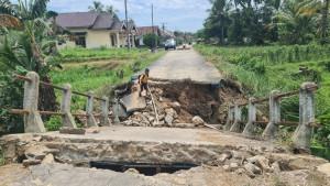 Ketua-DPRD-OKU-Timur-Dorong-Perbaikan-Cepat-Jembatan-Pisang-Jaya-yang-Ambruk-Lewat-APBD-Perubahan.jpg