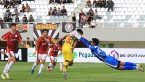 Kiper-Garudayaksa-melakukan-penyelamat1.jpg