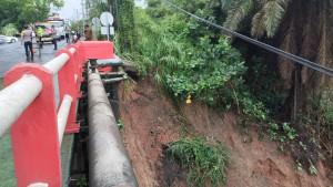 Kondisi-longsor-di-bibir-jembatan-Muara-Beliti.jpg