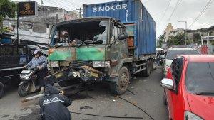 Kontainer-Tabrak-Hingga-Seret-Tiang-Listrik-di-Jalan-MP-Mangkunegara-Palembang-Lalu-Lintas-Macet.jpg