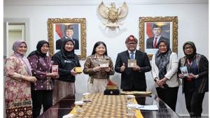 Kunjungan-ke-Konjen-RI-di-Melbourne-Bersama-Ibu-Ratu-Thenny-Leriva.jpg
