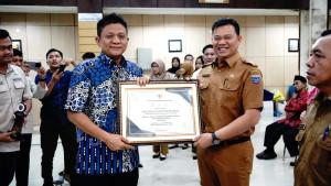 LOMBA-INOVASI-Bupati-OKU-Timur-Ir-H-Lanosin-MT-MM-menyerahkan-piagam-pengh.jpg