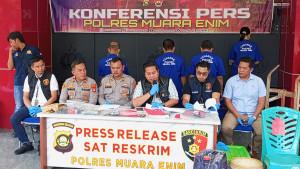 Lakukan-Pengeboran-Minyak-Secara-Ilegal-di-Wilayah-Kerja-Pertamina-3-Orang-di-Muara-Enim-Diamankan.jpg