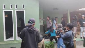 Massa-bawa-potongan-baja-hingga-kayu-untuk-merusak-rumah-Briptu-Rizka-tersangka-pembunuha.jpg