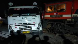 Melintas-di-Rel-Tanpa-Palang-Pintu-Fuso-Angkut-Crine-Ditabrak-Kereta-Babaranjang-di-Prabumulih.jpg
